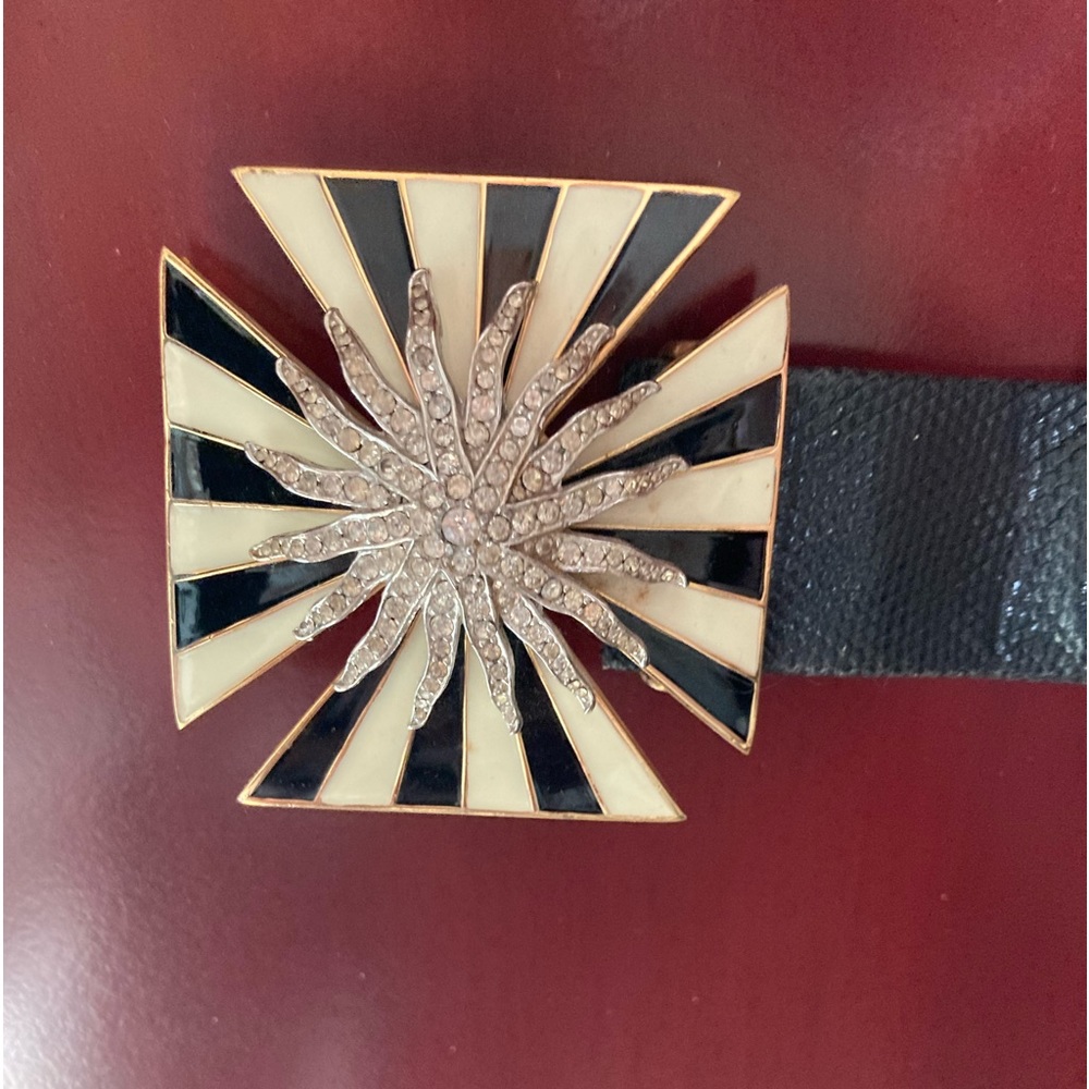 Beautiful art deco style belt strap buckle. In black white and (faux) diamonds.